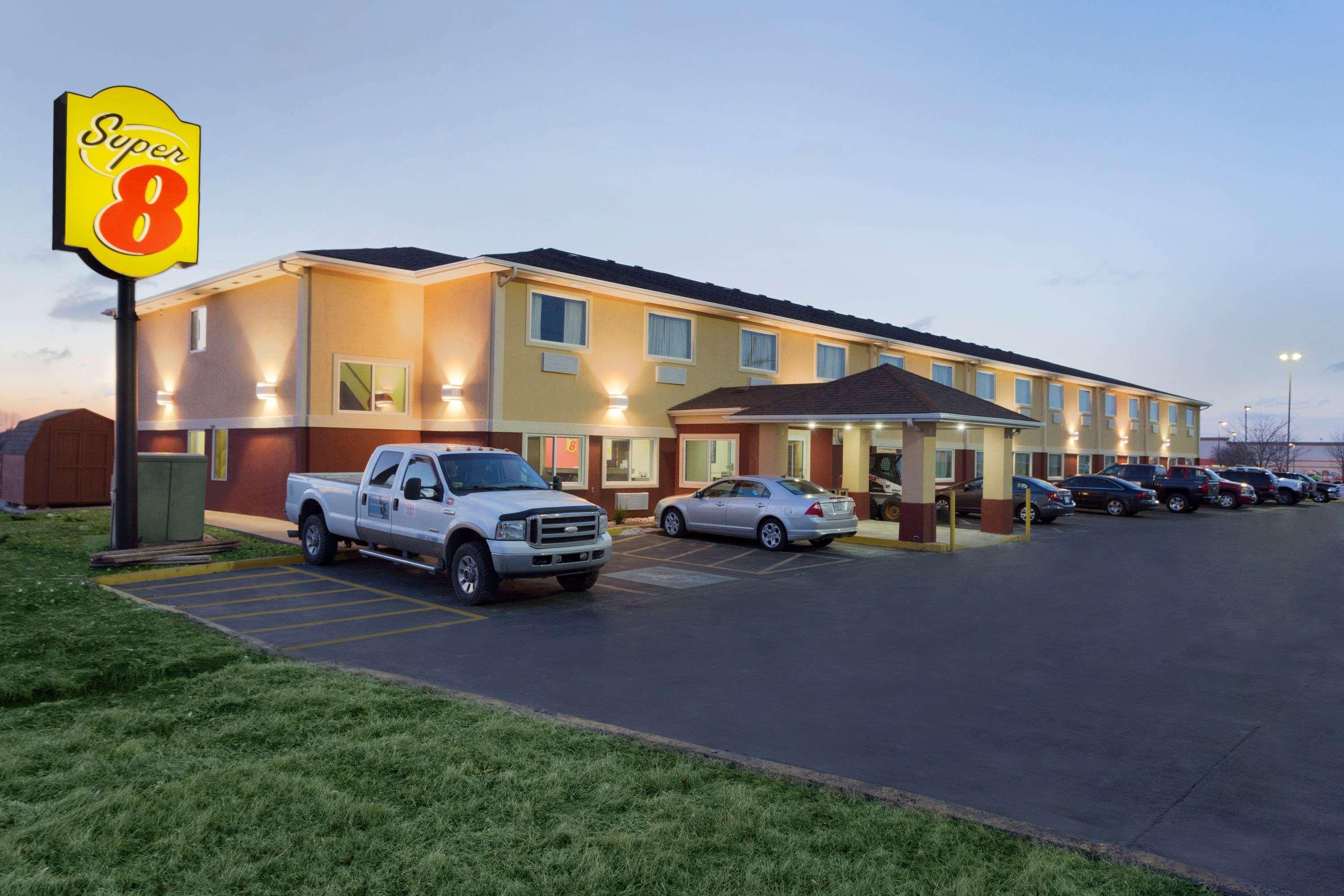 Super 8 By Wyndham Lees Summit Motel Лийс Съмит Екстериор снимка
